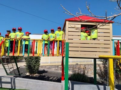 As Criança na casa da Criança peça sua ajuda